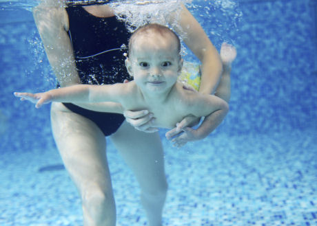 Z miminka malý vodník - plavecké kurzy