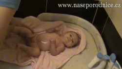 video Čistota miminka - Koupání miminka - 2. část